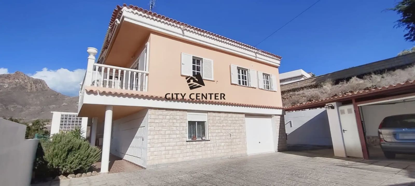 4 bedroom Villa for sale in Arona with garage - € 435,000 (Ref: 9923061)