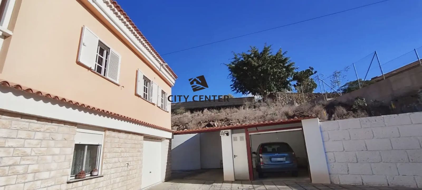 4 bedroom Villa for sale in Arona with garage - € 435,000 (Ref: 9923061)