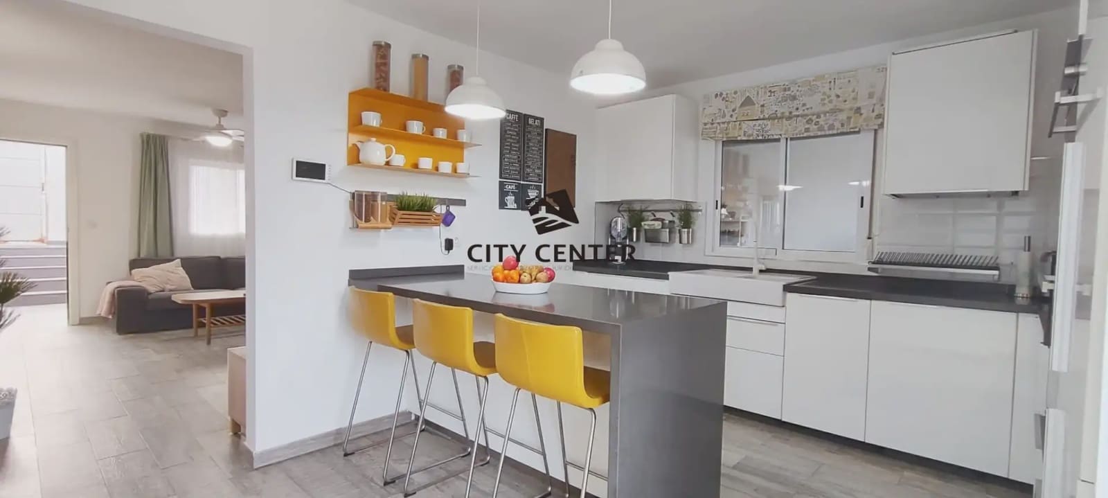 4 bedroom Villa for sale in Arico with garage - € 450,000 (Ref: 9923063)