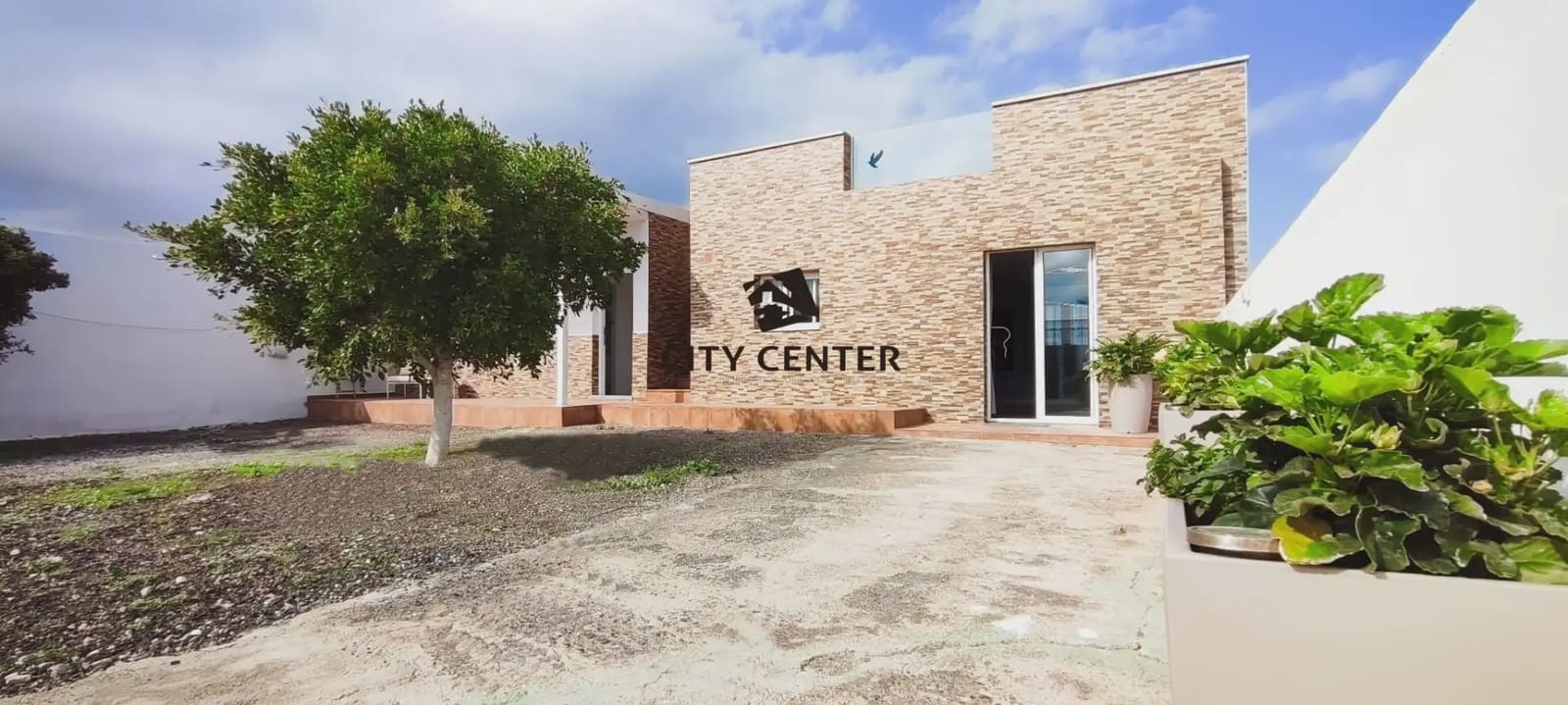 4 bedroom Villa for sale in Arico with garage - € 450,000 (Ref: 9923063)