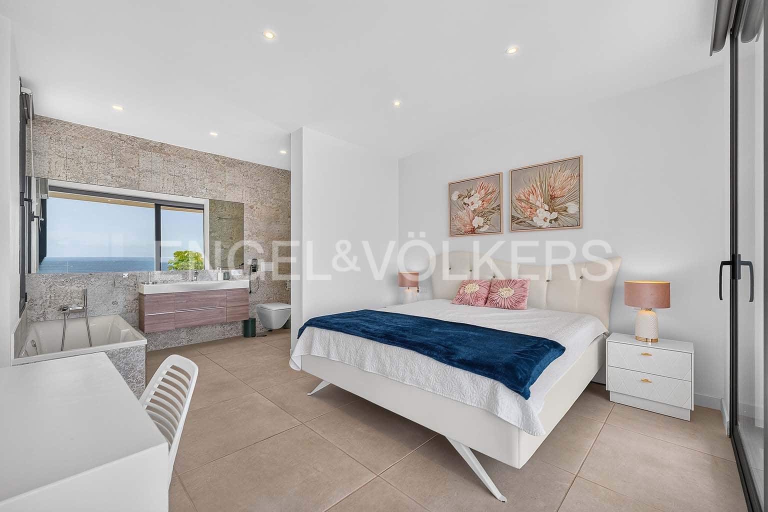 4 bedroom Villa for sale in El Madronal with pool - € 1,795,000 (Ref: 10062655)