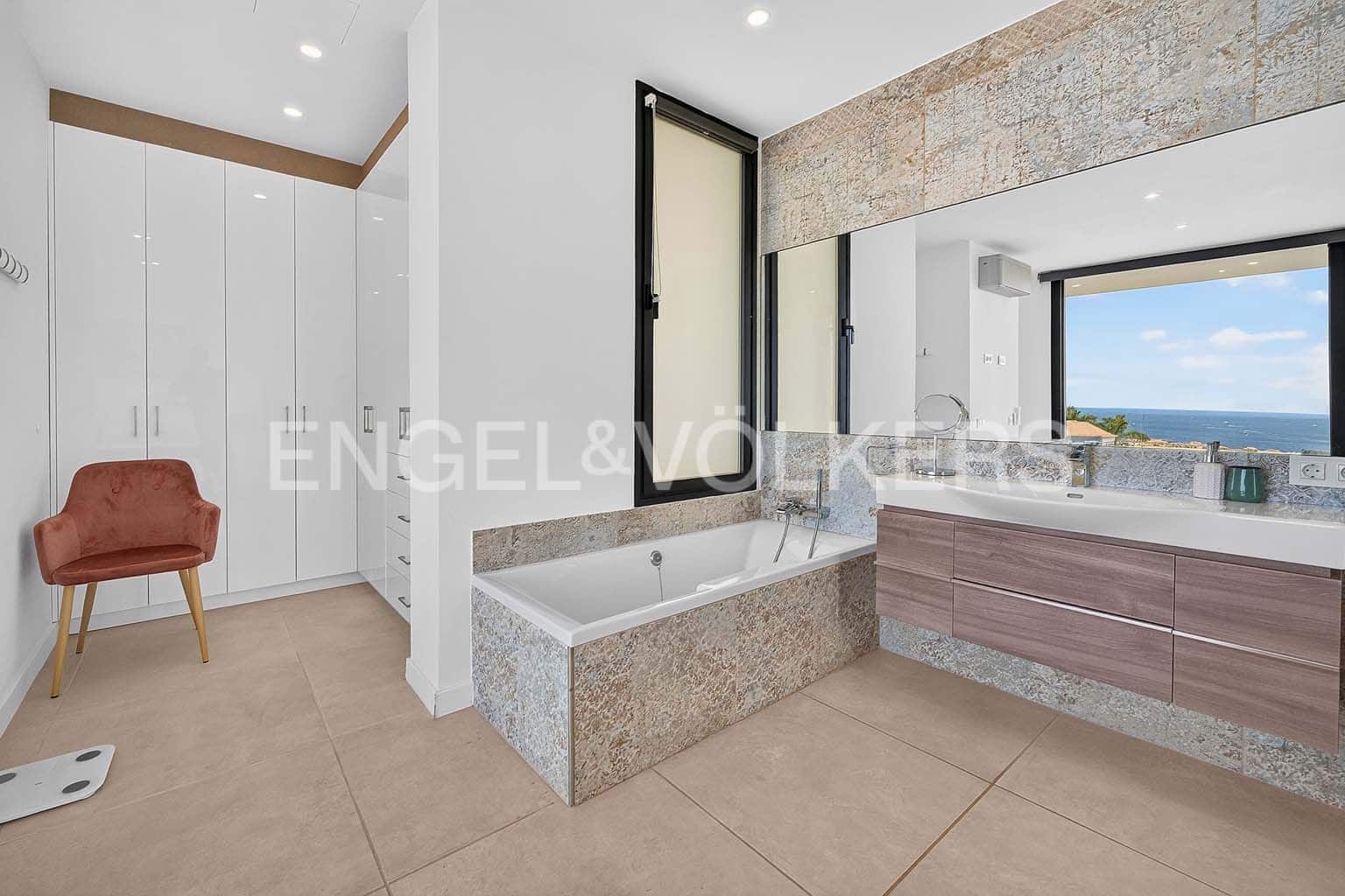 4 bedroom Villa for sale in El Madronal with pool - € 1,795,000 (Ref: 10062655)