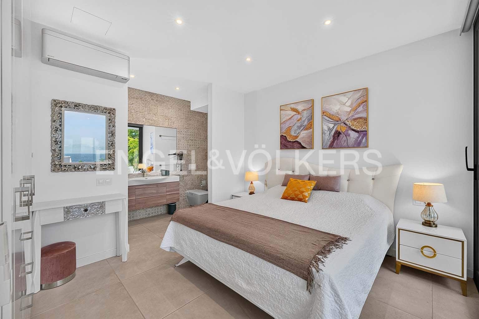 4 bedroom Villa for sale in El Madronal with pool - € 1,795,000 (Ref: 10062655)