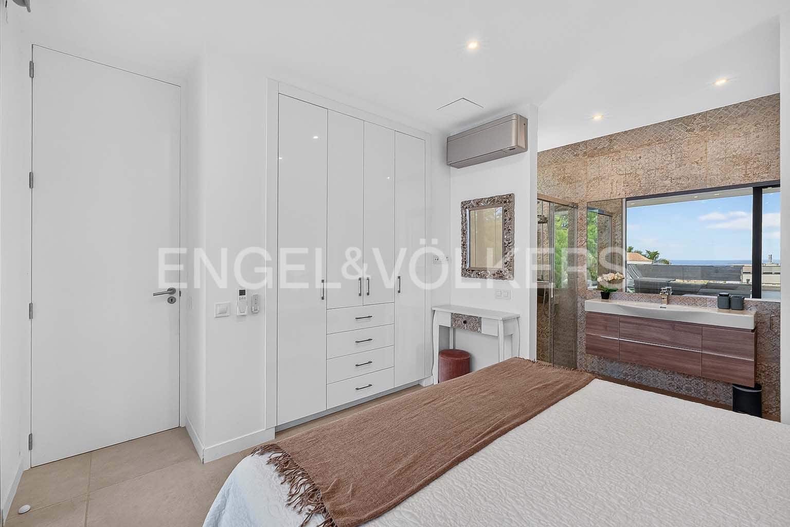 4 bedroom Villa for sale in El Madronal with pool - € 1,795,000 (Ref: 10062655)