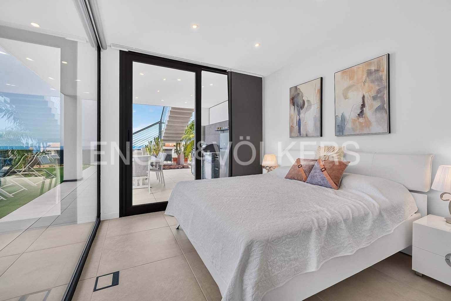 4 bedroom Villa for sale in El Madronal with pool - € 1,795,000 (Ref: 10062655)