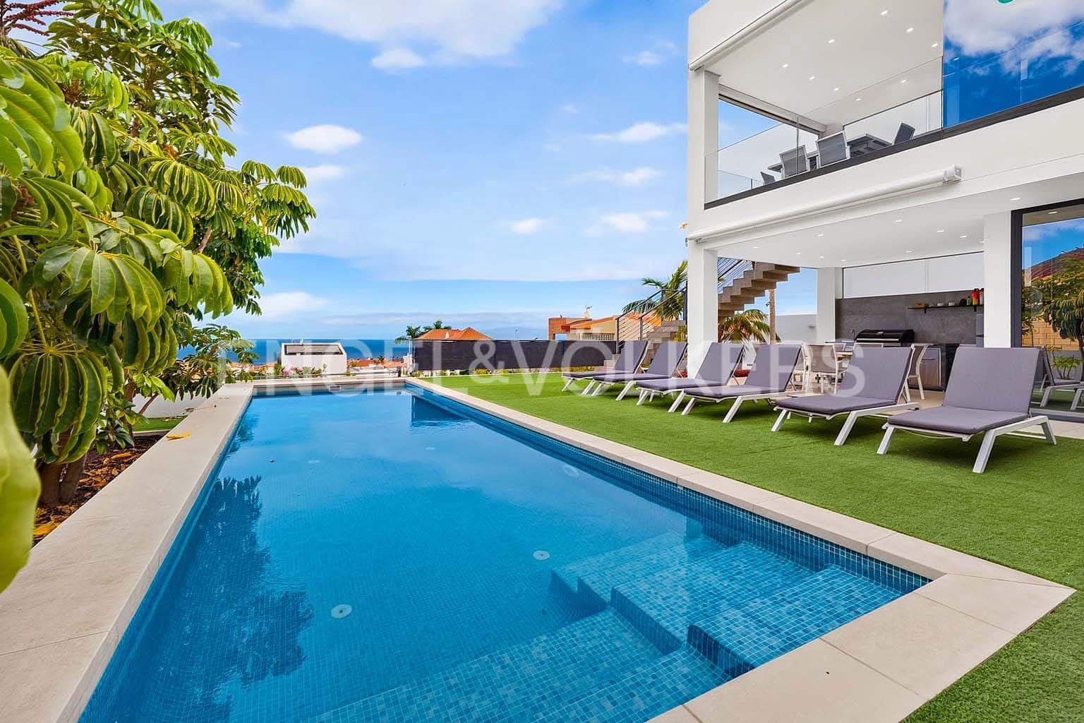 4 bedroom Villa for sale in El Madronal with pool - € 1,795,000 (Ref: 10062655)