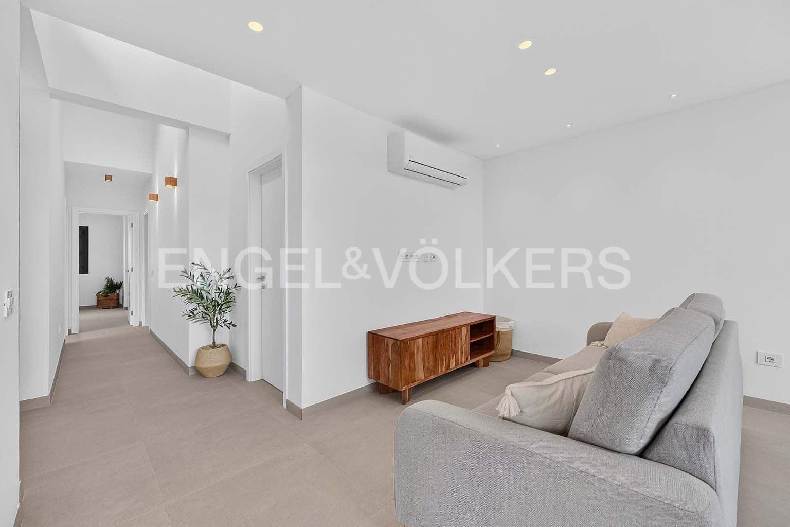 3 soverom Villa til salgs i El Medano med svømmebasseng garasje - € 1 100 000 (Ref: 10065591)