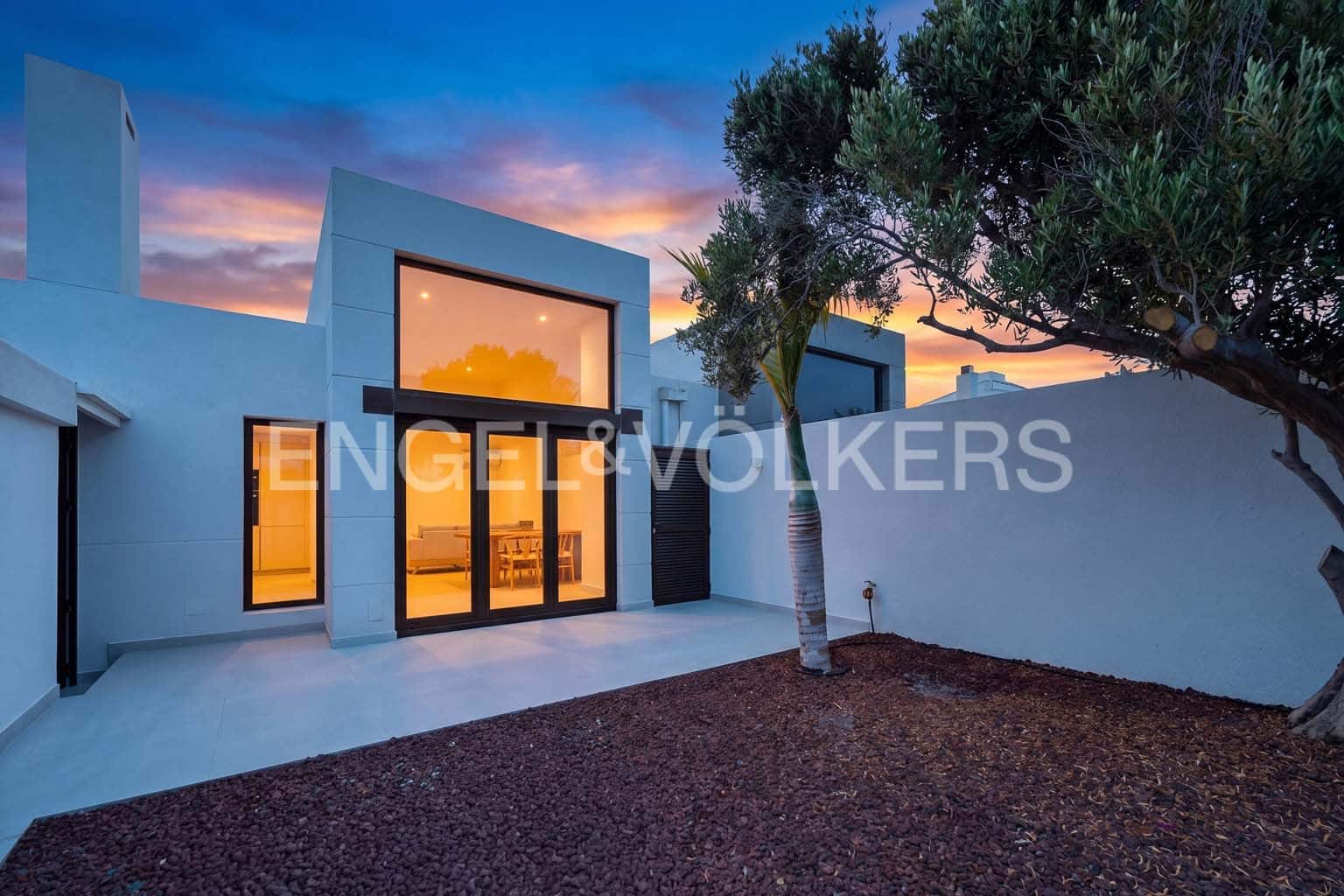 3 soverom Villa til salgs i El Medano med svømmebasseng garasje - € 1 100 000 (Ref: 10065591)