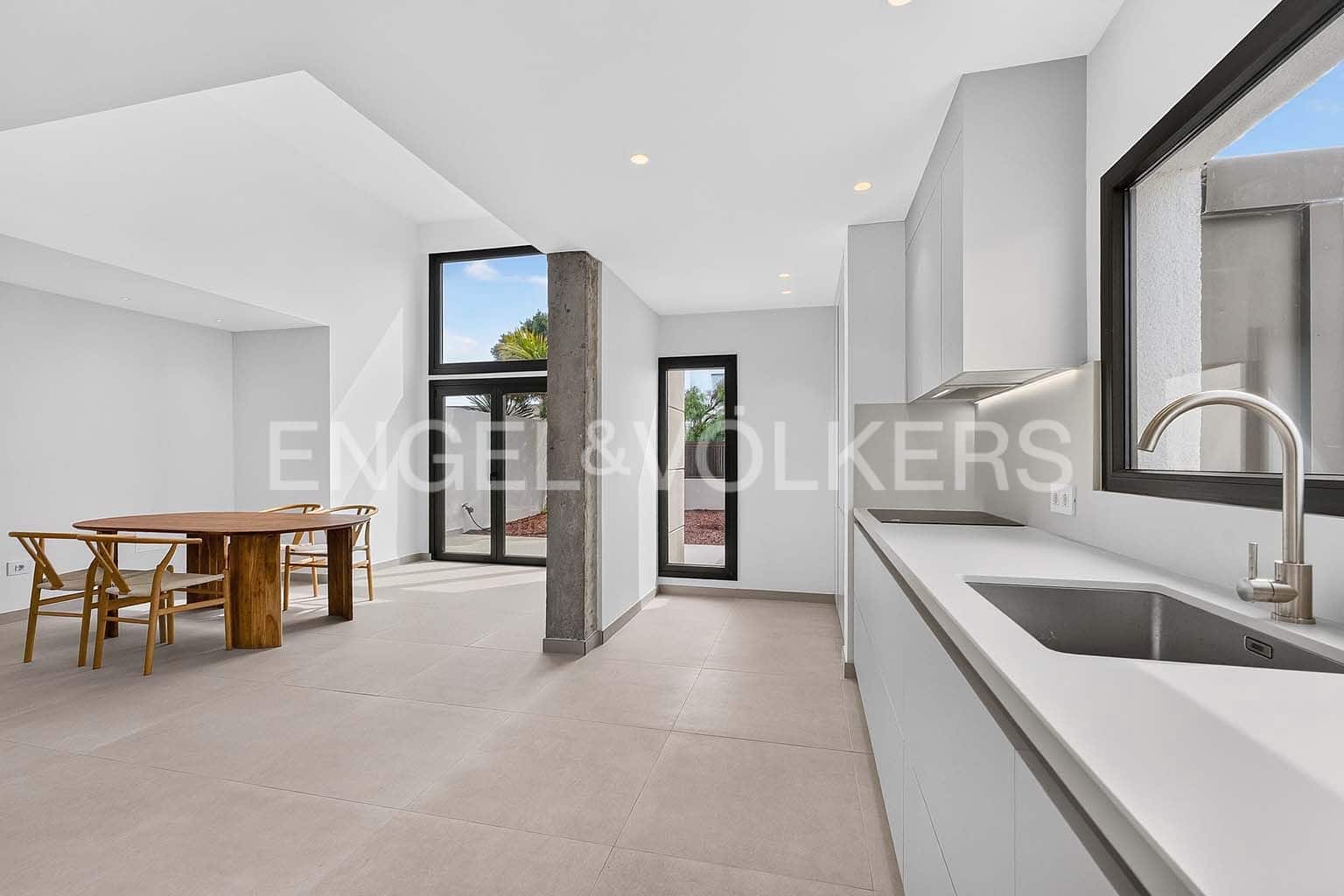 3 soverom Villa til salgs i El Medano med svømmebasseng garasje - € 1 100 000 (Ref: 10065591)