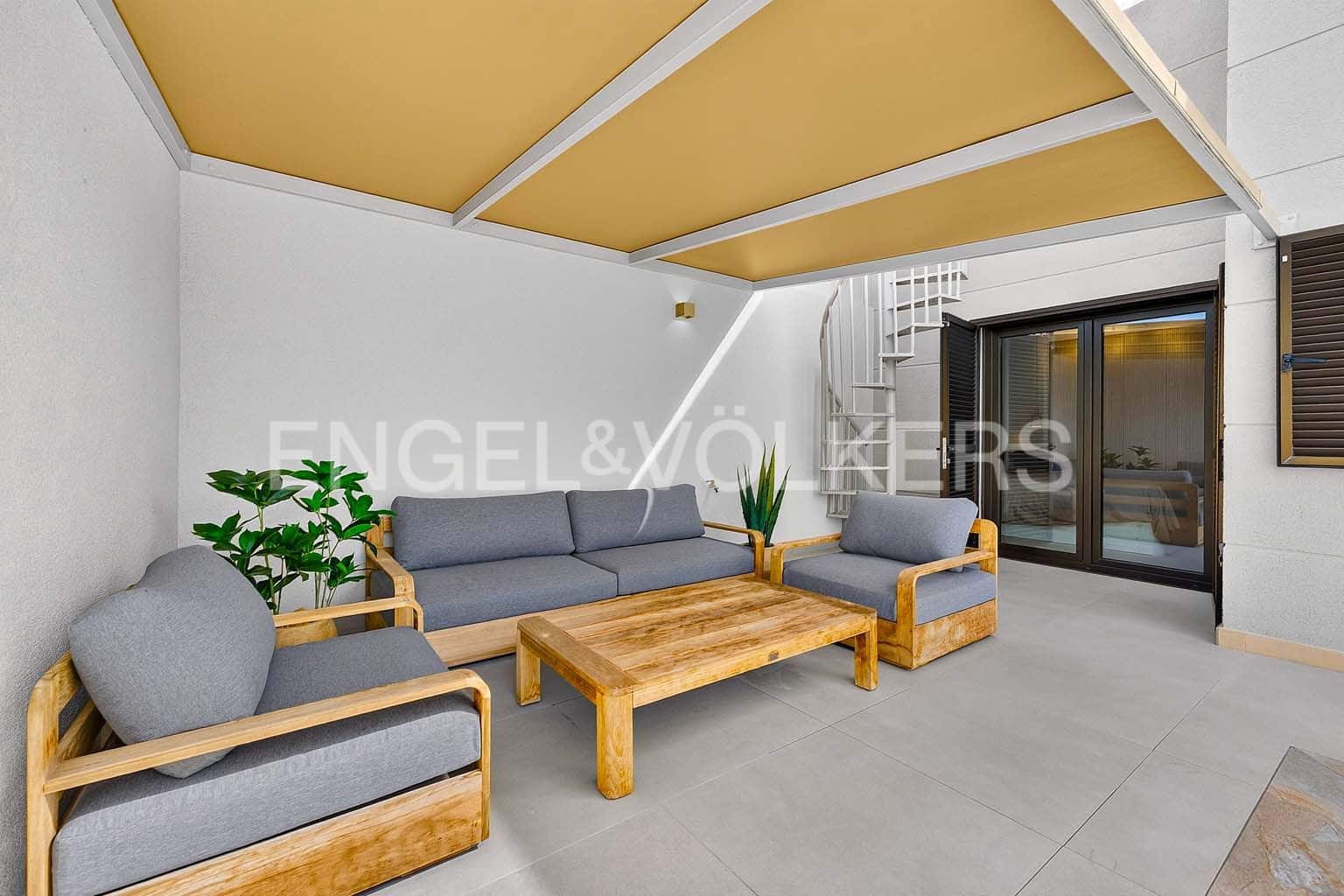 3 soverom Villa til salgs i El Medano med svømmebasseng garasje - € 1 100 000 (Ref: 10065591)