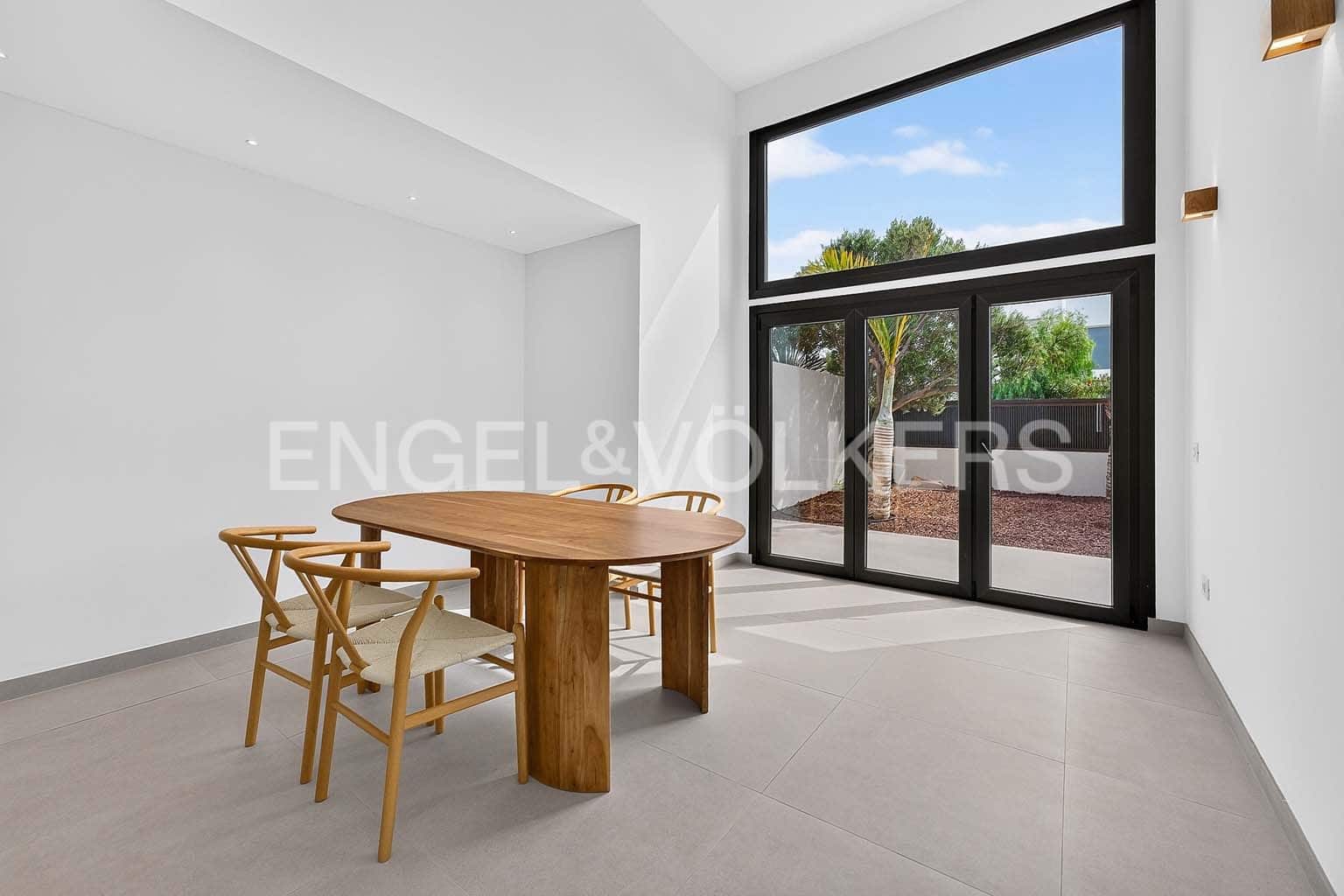 3 soverom Villa til salgs i El Medano med svømmebasseng garasje - € 1 100 000 (Ref: 10065591)