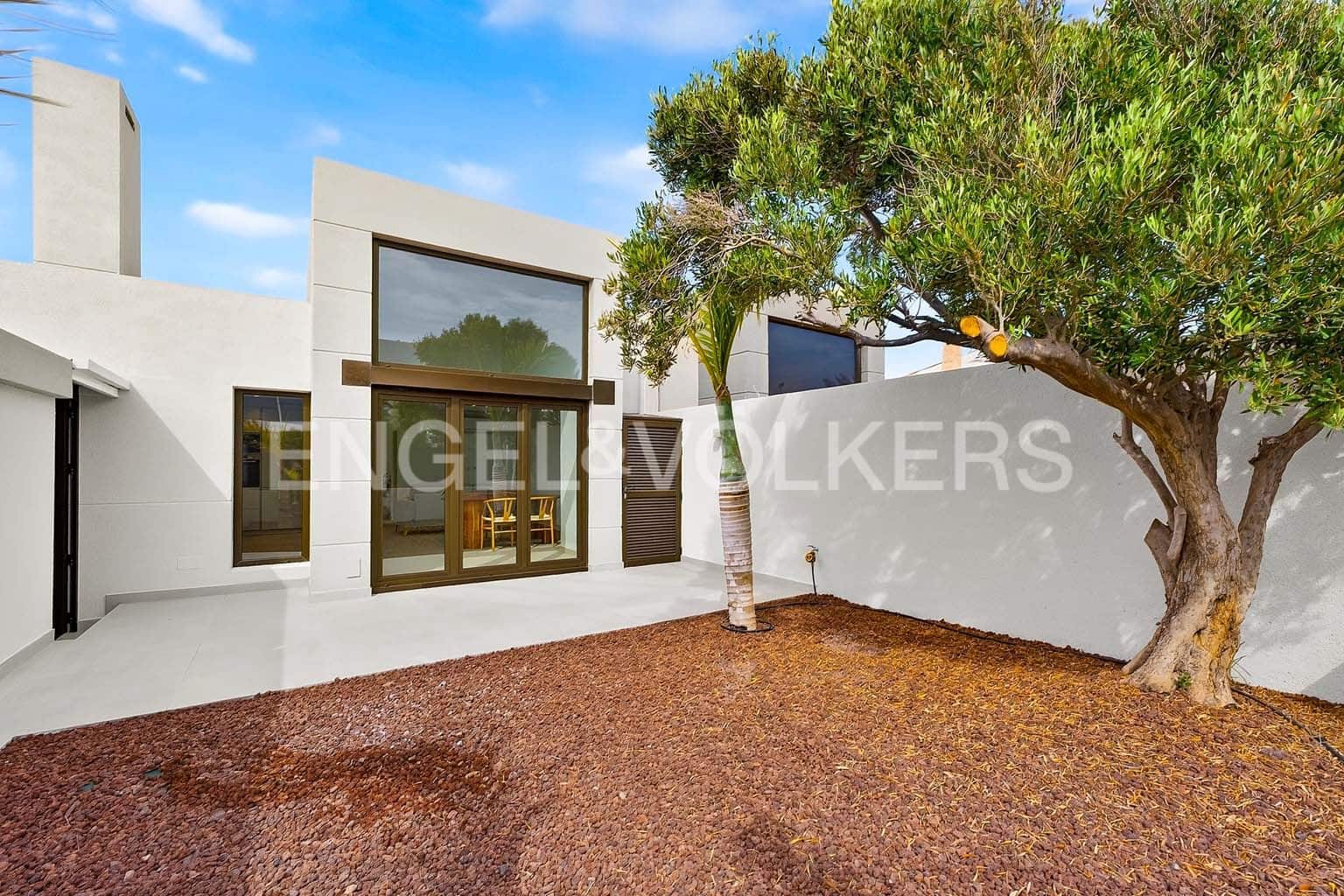 3 soverom Villa til salgs i El Medano med svømmebasseng garasje - € 1 100 000 (Ref: 10065591)