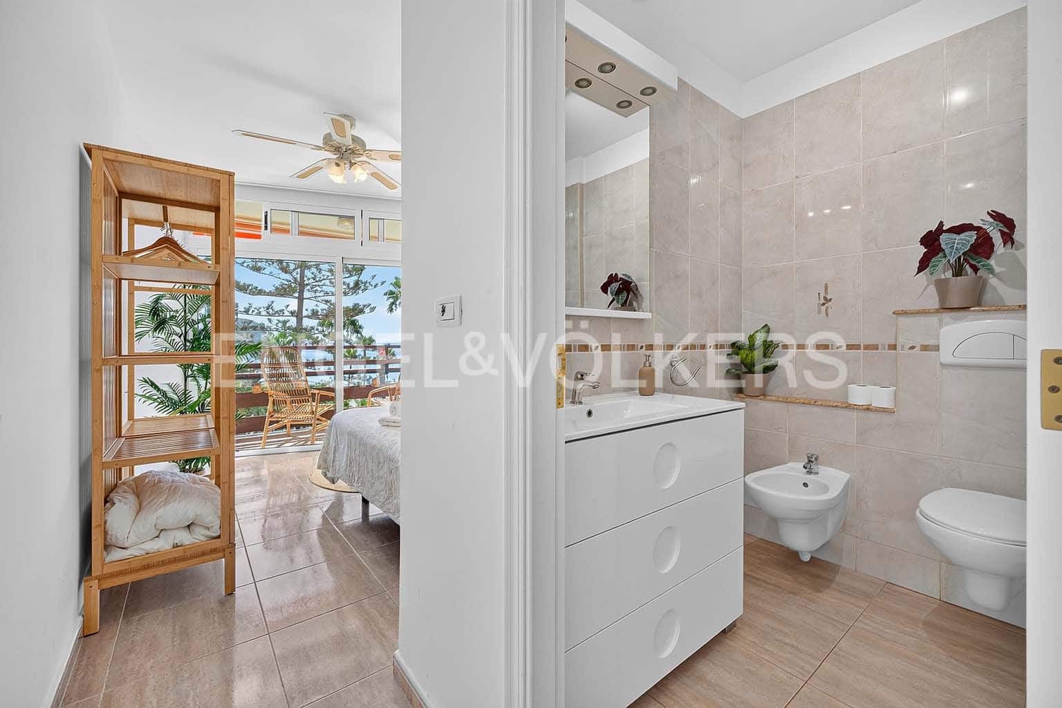 Apartamento de 3 habitaciones en Los Cristianos en venta con piscina - 750.000 € (Ref: 10095470)