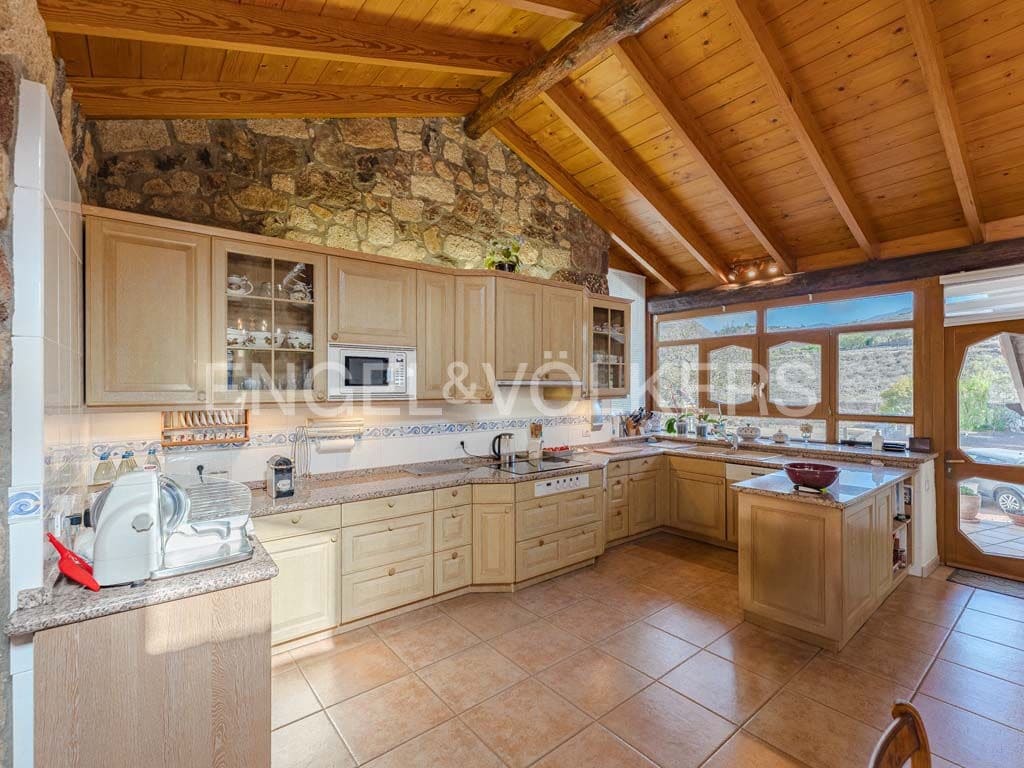 3 bedroom Villa for sale in Arona with pool garage - € 2,800,000 (Ref: 10113292)