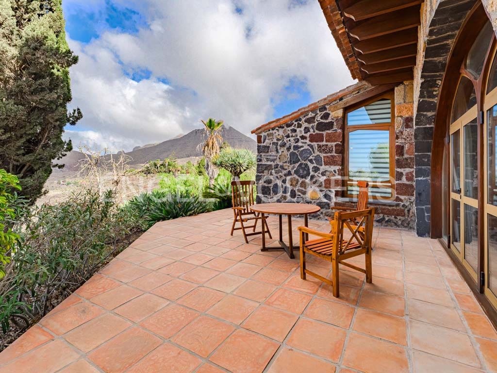 3 bedroom Villa for sale in Arona with pool garage - € 2,800,000 (Ref: 10113292)