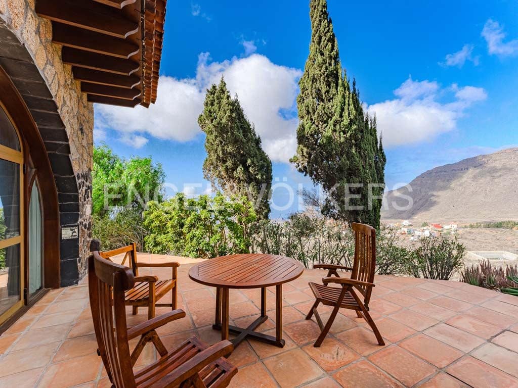 3 bedroom Villa for sale in Arona with pool garage - € 2,800,000 (Ref: 10113292)