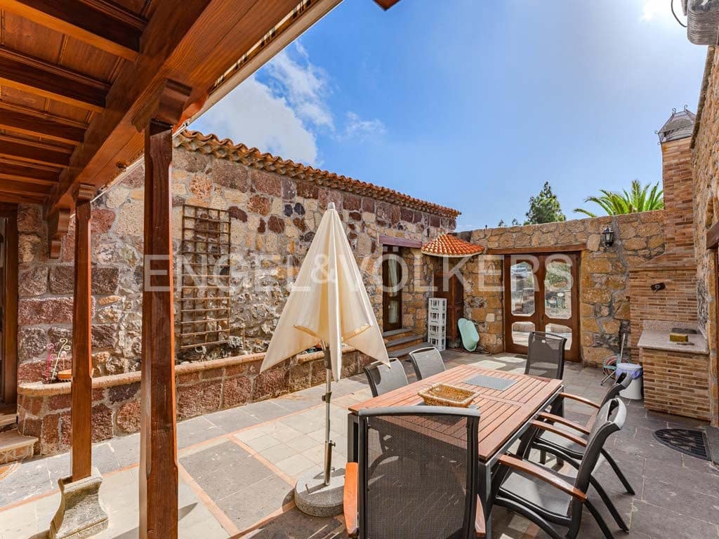 3 bedroom Villa for sale in Arona with pool garage - € 2,800,000 (Ref: 10113292)