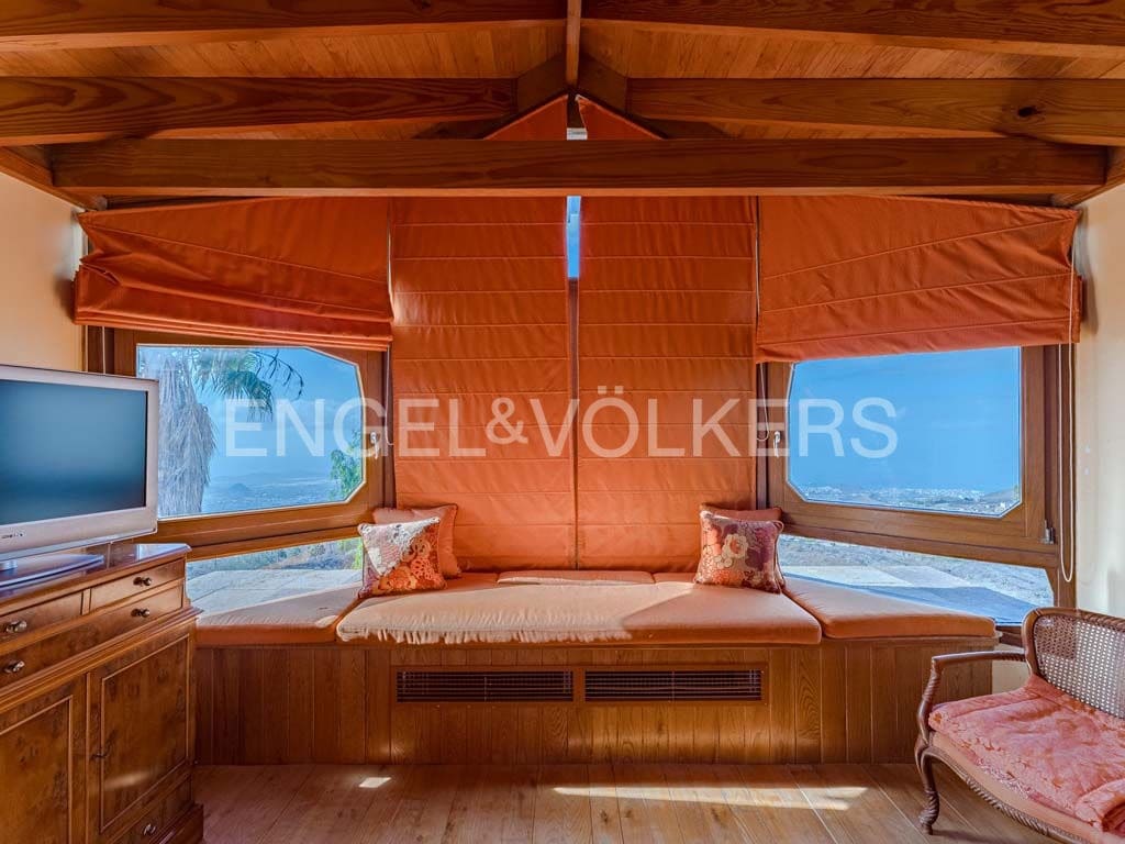 3 bedroom Villa for sale in Arona with pool garage - € 2,800,000 (Ref: 10113292)