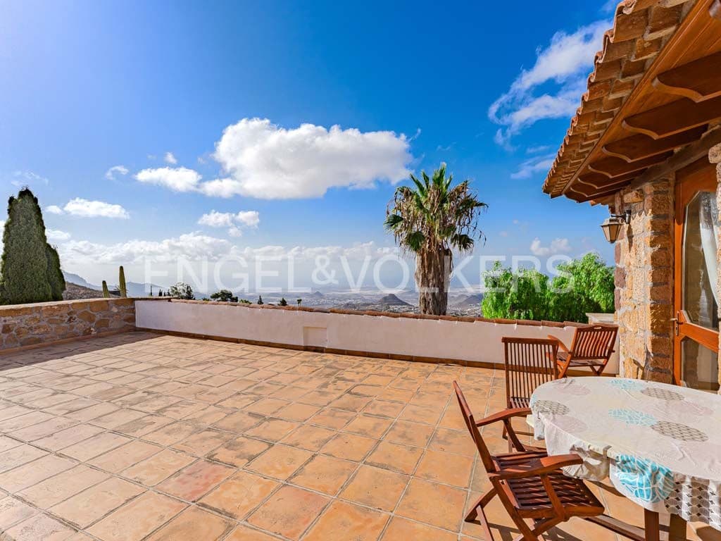 3 bedroom Villa for sale in Arona with pool garage - € 2,800,000 (Ref: 10113292)