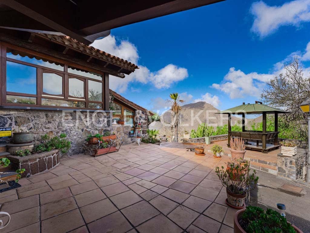 3 bedroom Villa for sale in Arona with pool garage - € 2,800,000 (Ref: 10113292)