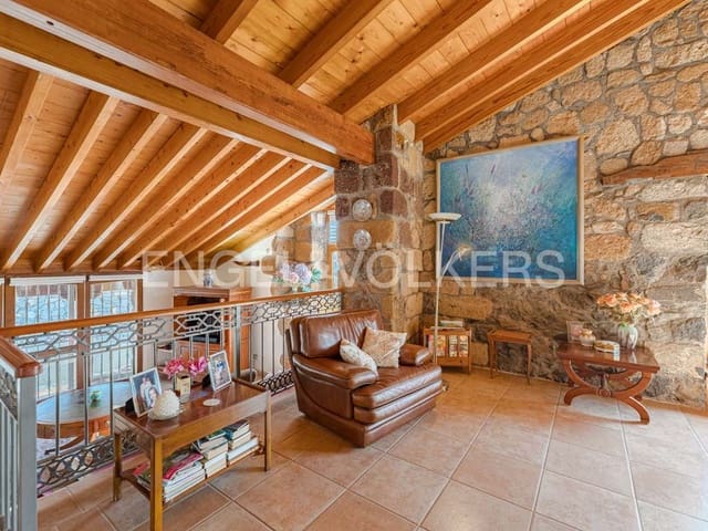 3 bedroom Villa for sale in Arona with pool garage - € 2,800,000 (Ref: 10113292)