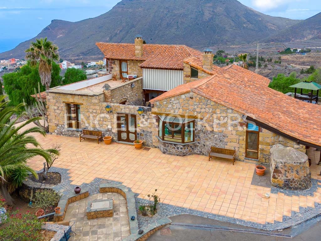 3 bedroom Villa for sale in Arona with pool garage - € 2,800,000 (Ref: 10113292)