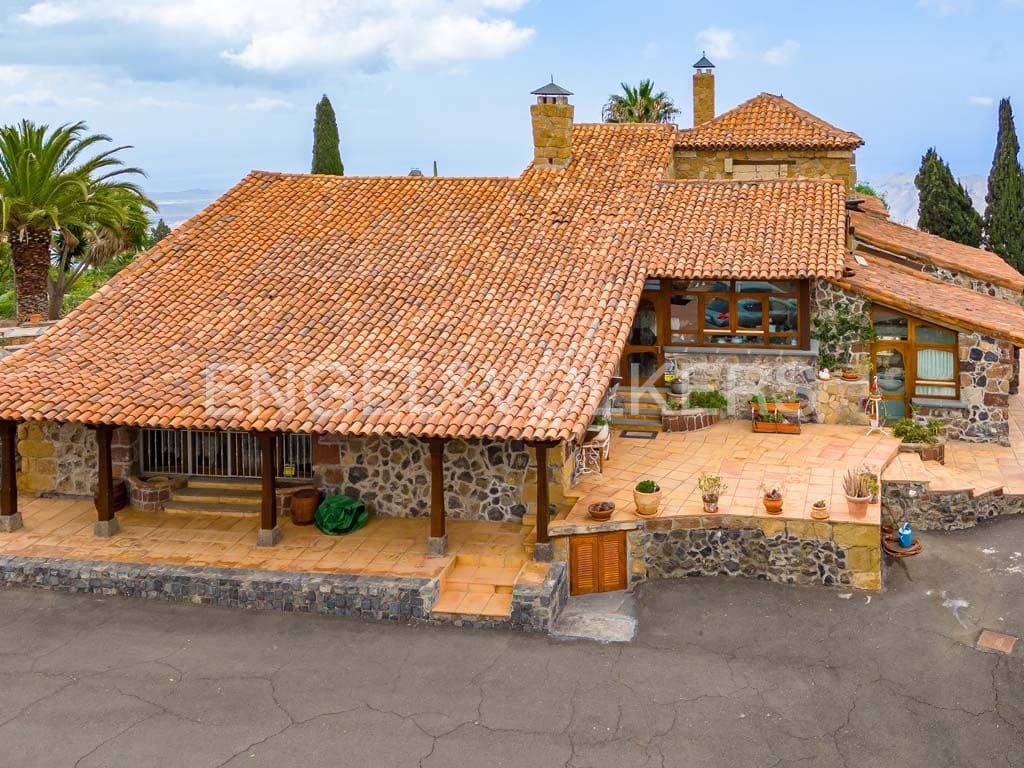 3 bedroom Villa for sale in Arona with pool garage - € 2,800,000 (Ref: 10113292)
