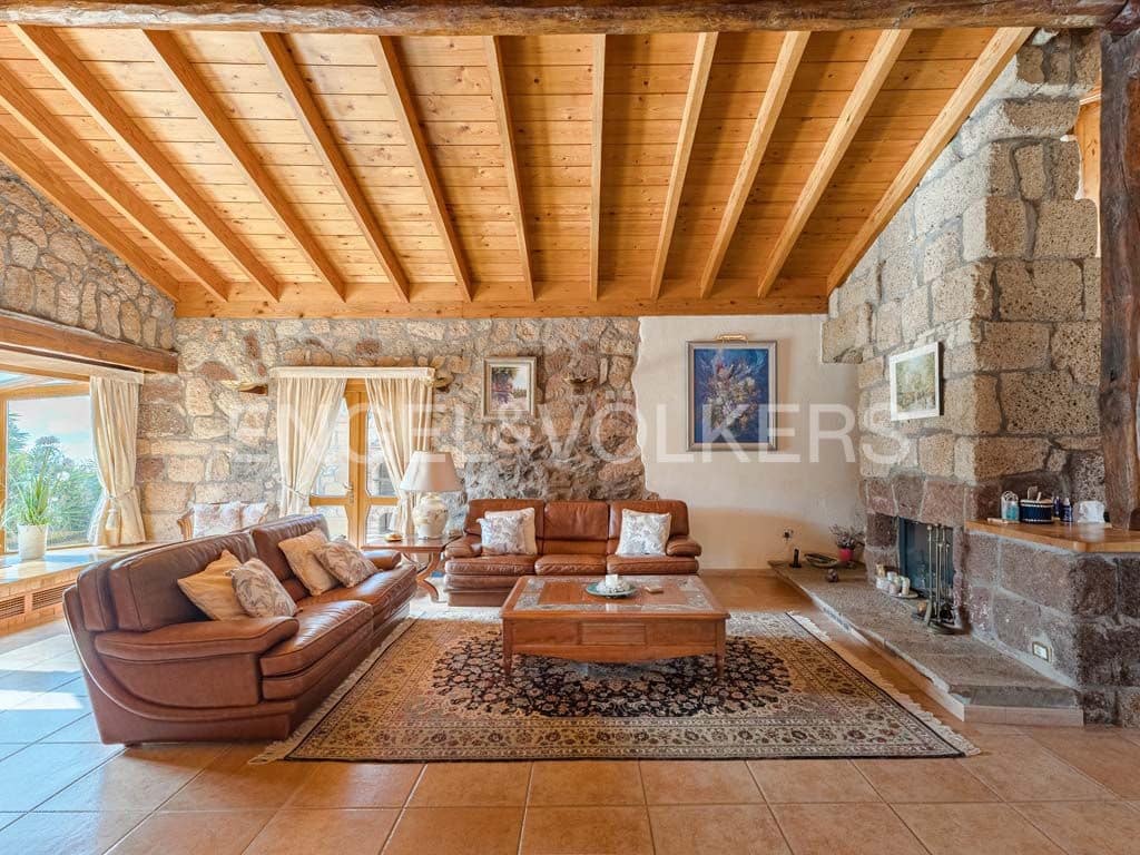 3 bedroom Villa for sale in Arona with pool garage - € 2,800,000 (Ref: 10113292)