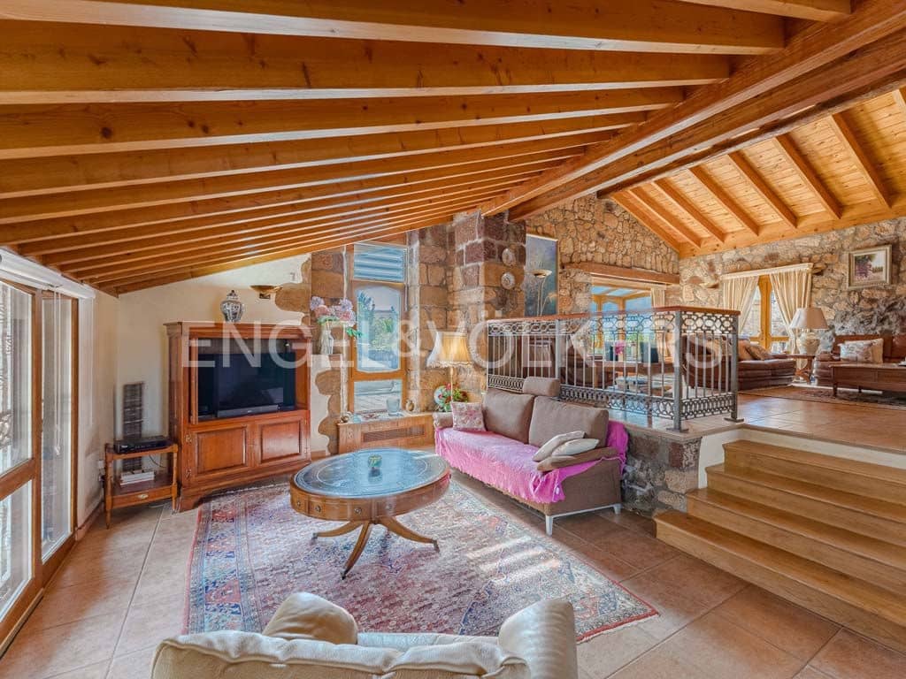 3 bedroom Villa for sale in Arona with pool garage - € 2,800,000 (Ref: 10113292)
