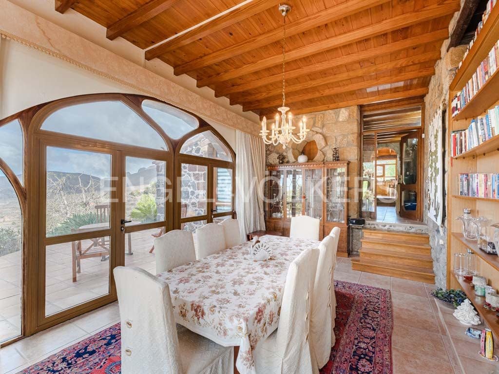 3 bedroom Villa for sale in Arona with pool garage - € 2,800,000 (Ref: 10113292)