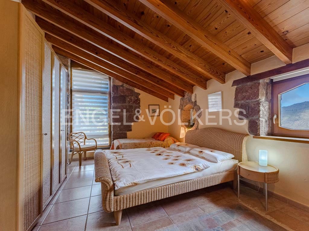 3 bedroom Villa for sale in Arona with pool garage - € 2,800,000 (Ref: 10113292)