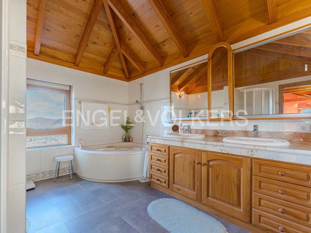 3 bedroom Villa for sale in Arona with pool garage - € 2,800,000 (Ref: 10113292)