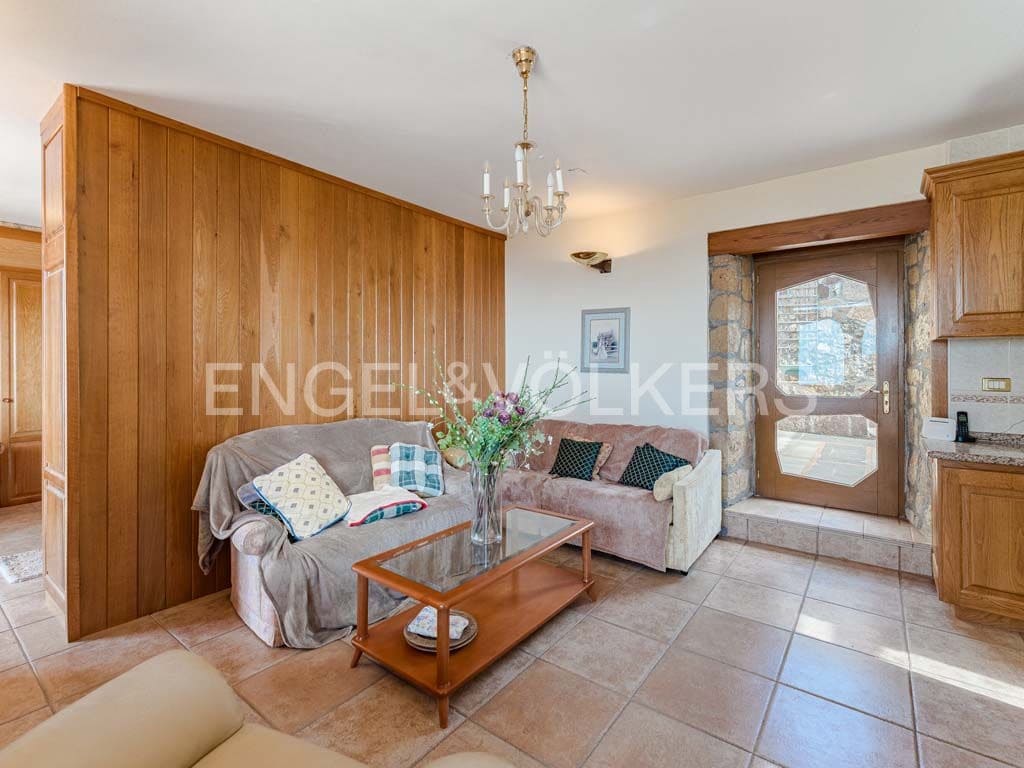3 bedroom Villa for sale in Arona with pool garage - € 2,800,000 (Ref: 10113292)
