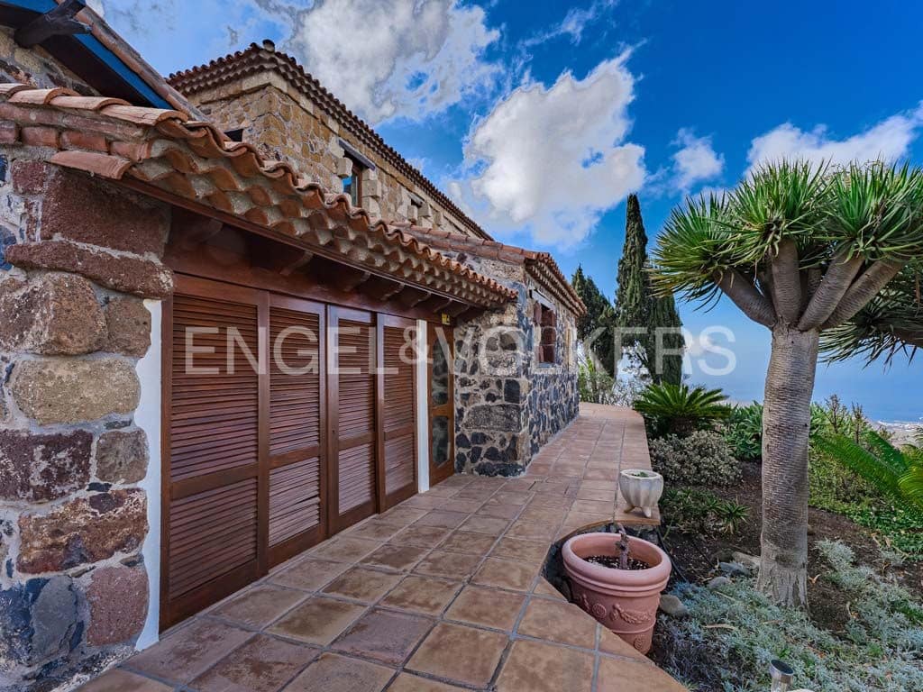 3 bedroom Villa for sale in Arona with pool garage - € 2,800,000 (Ref: 10113292)
