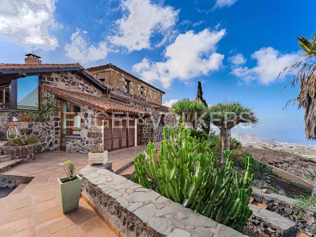3 bedroom Villa for sale in Arona with pool garage - € 2,800,000 (Ref: 10113292)
