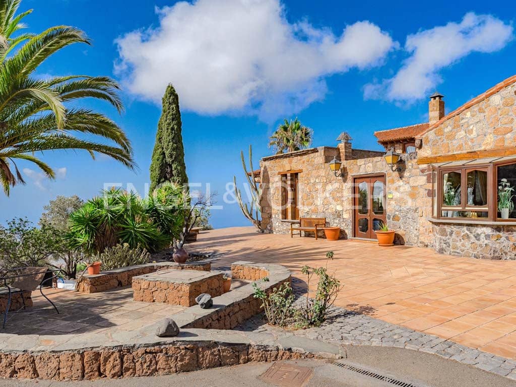 3 bedroom Villa for sale in Arona with pool garage - € 2,800,000 (Ref: 10113292)