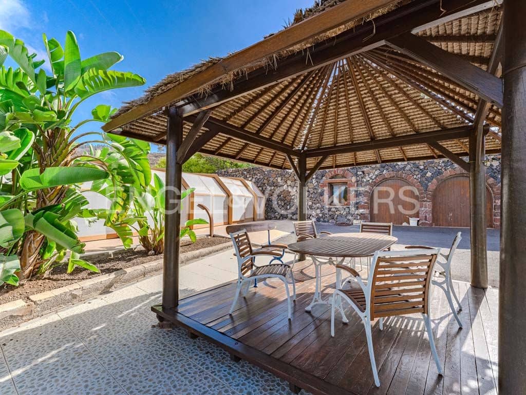 3 bedroom Villa for sale in Arona with pool garage - € 2,800,000 (Ref: 10113292)