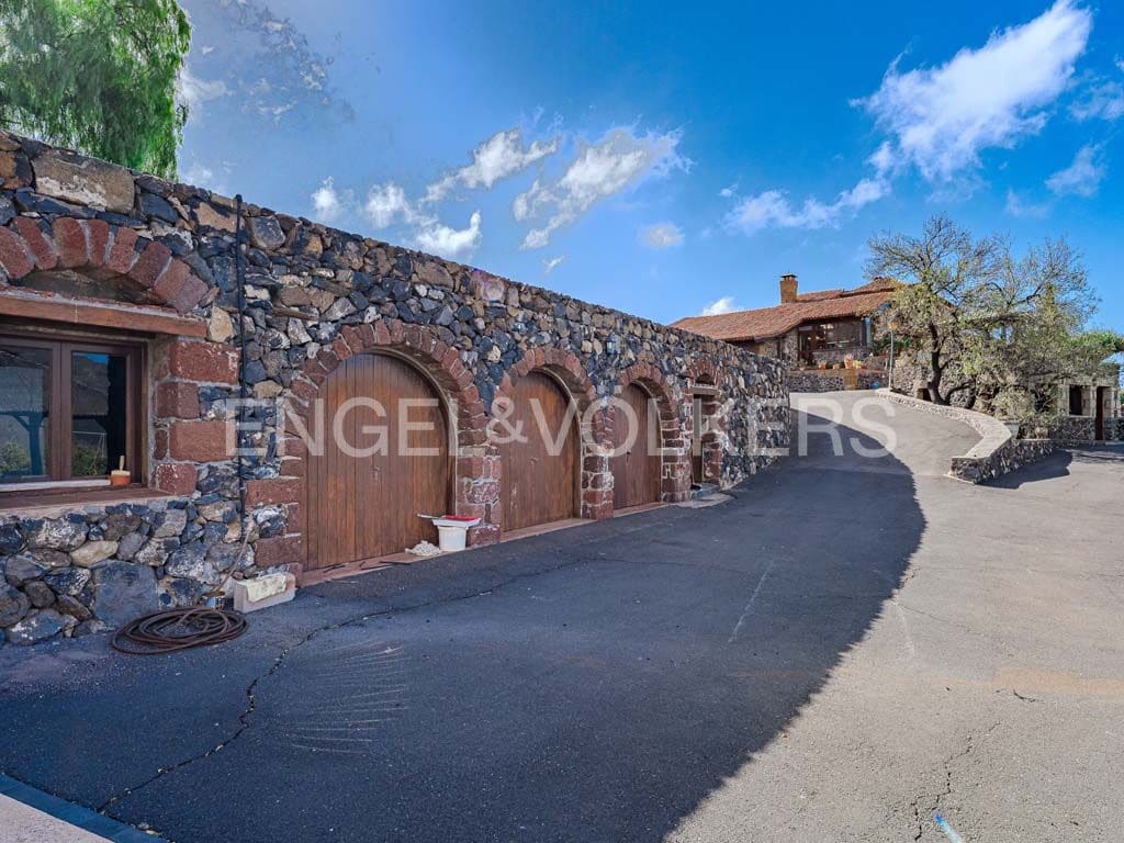 3 bedroom Villa for sale in Arona with pool garage - € 2,800,000 (Ref: 10113292)