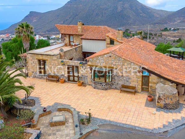 3 bedroom Villa for sale in Arona with pool garage - € 2,800,000 (Ref: 10113292)