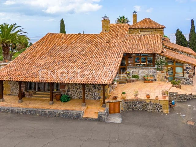 3 bedroom Villa for sale in Arona with pool garage - € 2,800,000 (Ref: 10113292)