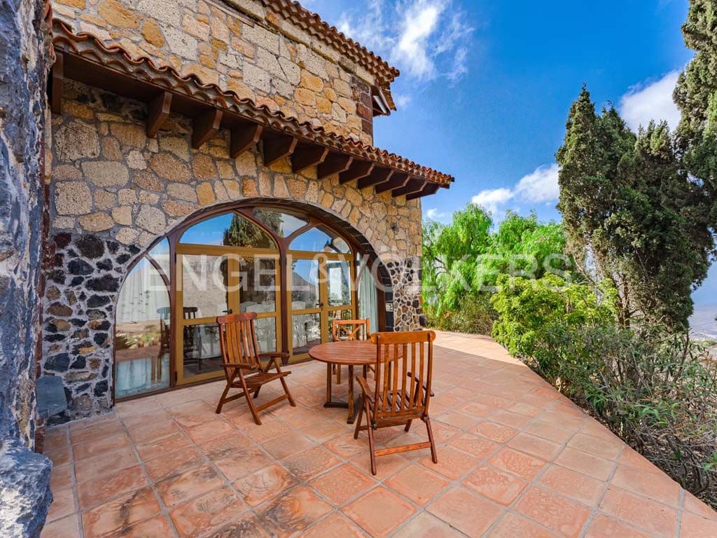 3 bedroom Villa for sale in Arona with pool garage - € 2,800,000 (Ref: 10113292)