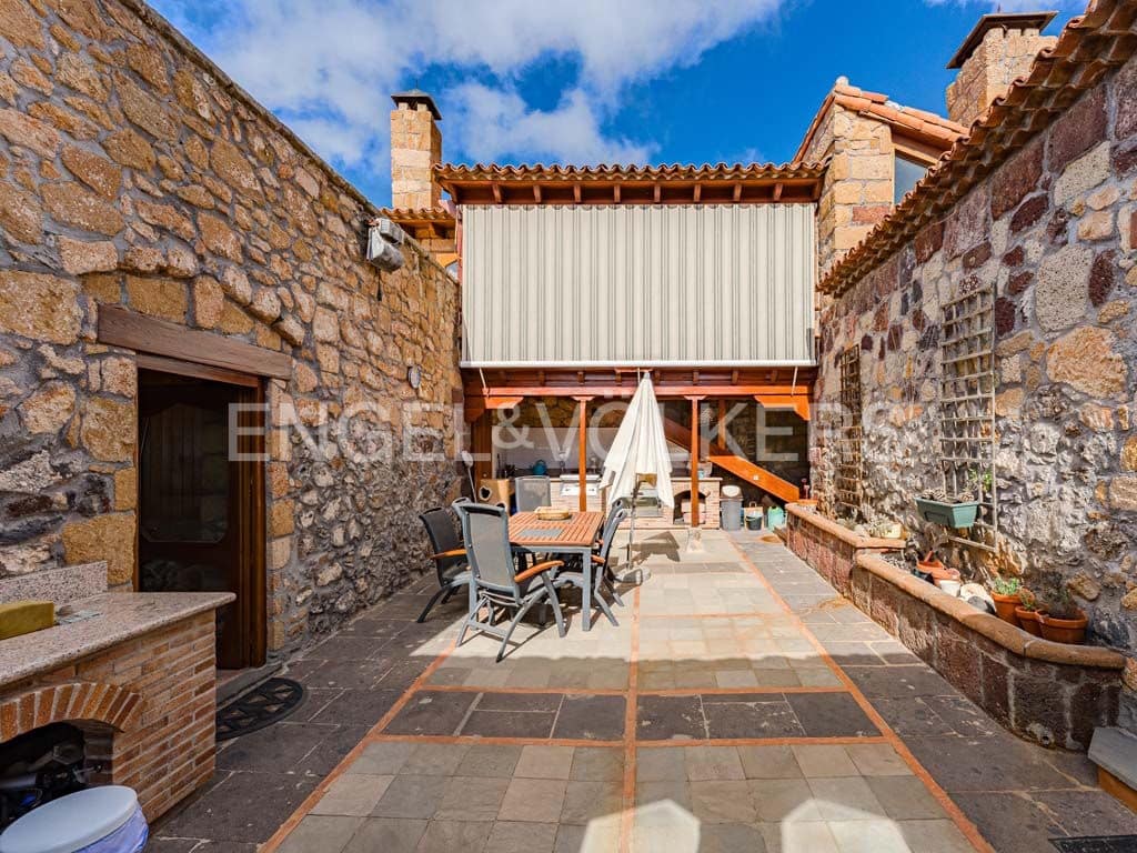 3 bedroom Villa for sale in Arona with pool garage - € 2,800,000 (Ref: 10113292)