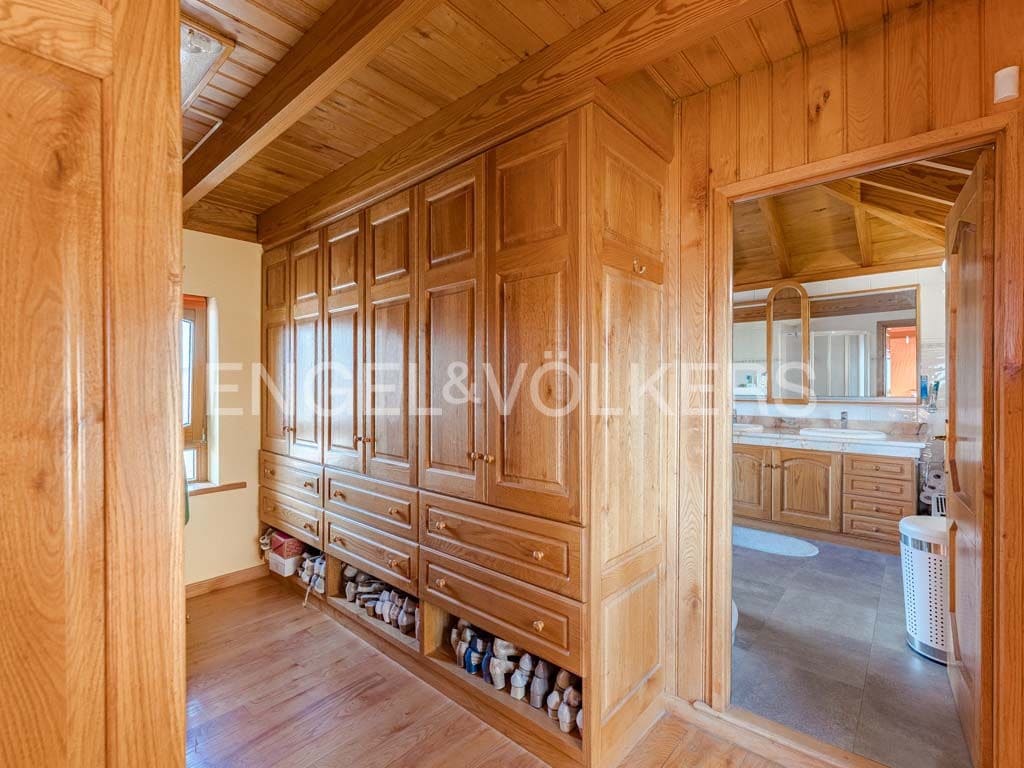 3 bedroom Villa for sale in Arona with pool garage - € 2,800,000 (Ref: 10113292)
