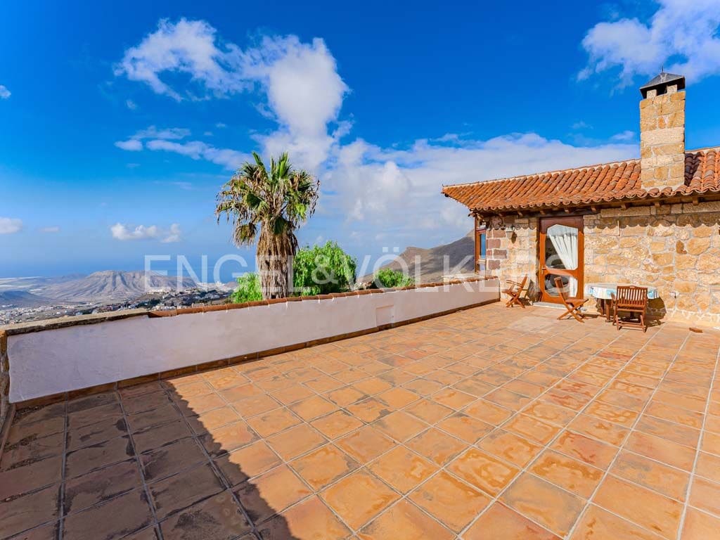 3 bedroom Villa for sale in Arona with pool garage - € 2,800,000 (Ref: 10113292)