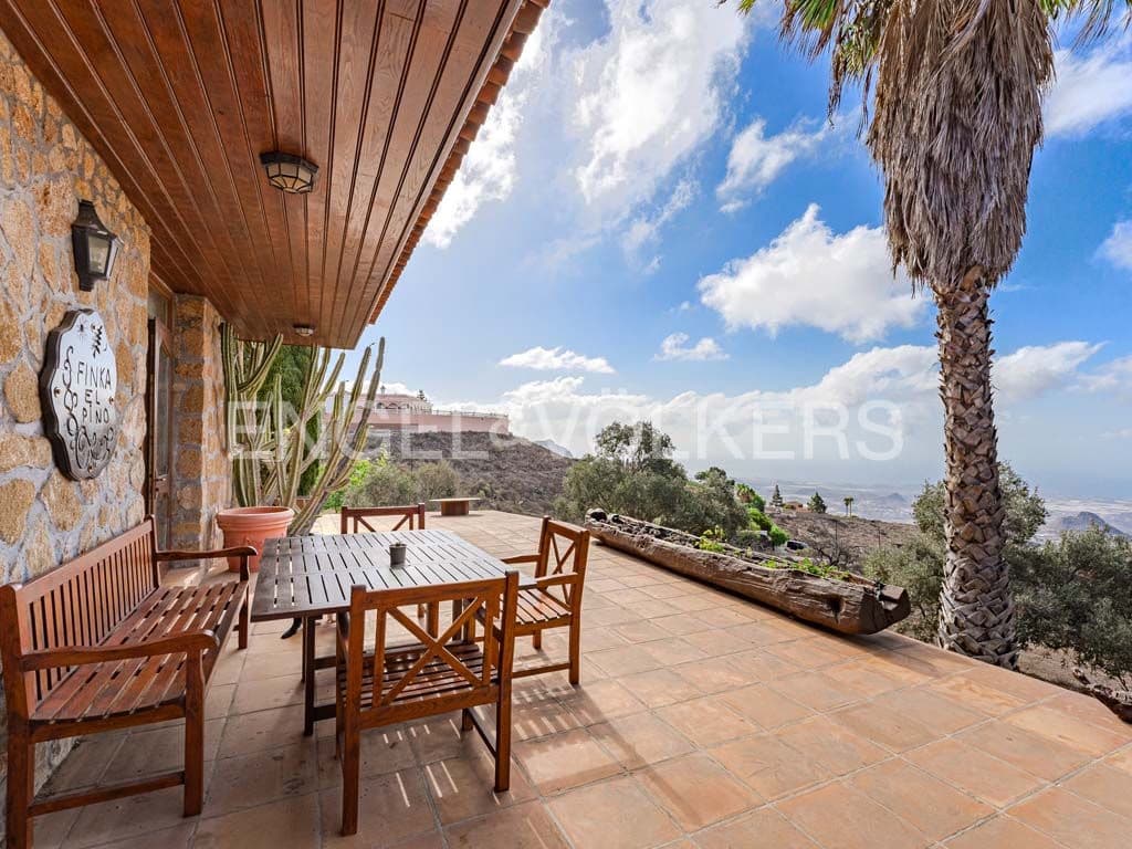 3 bedroom Villa for sale in Arona with pool garage - € 2,800,000 (Ref: 10113292)