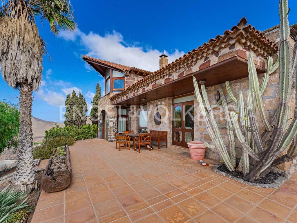 3 bedroom Villa for sale in Arona with pool garage - € 2,800,000 (Ref: 10113292)