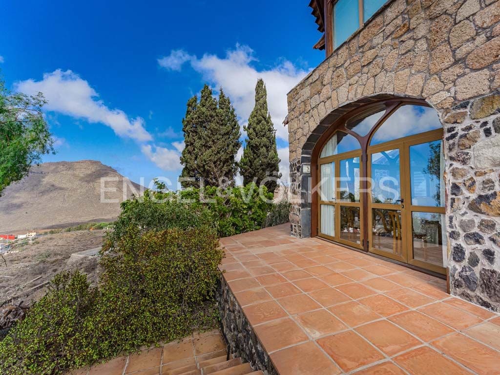 3 bedroom Villa for sale in Arona with pool garage - € 2,800,000 (Ref: 10113292)