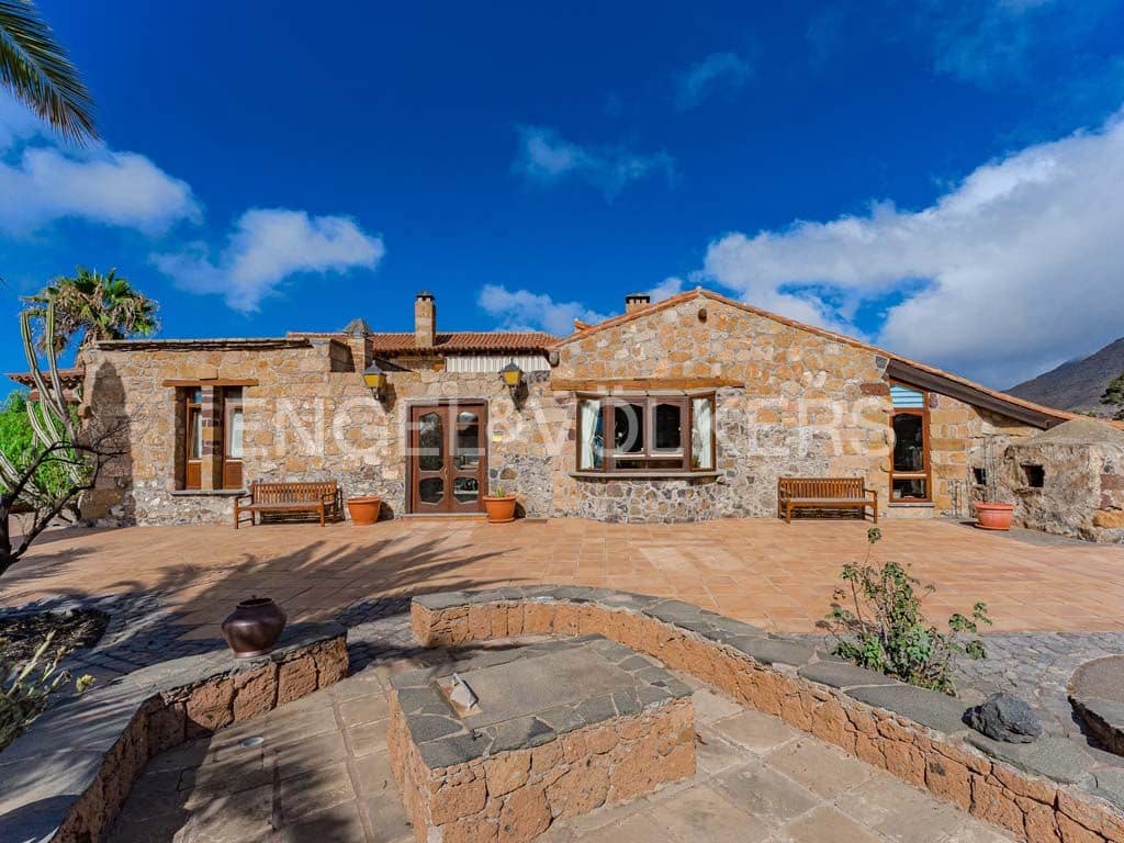 3 bedroom Villa for sale in Arona with pool garage - € 2,800,000 (Ref: 10113292)