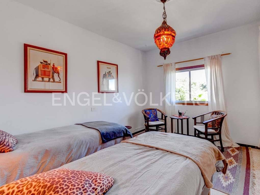 10 bedroom Villa for sale in Granadilla de Abona with garage - € 660,000 (Ref: 7430028)