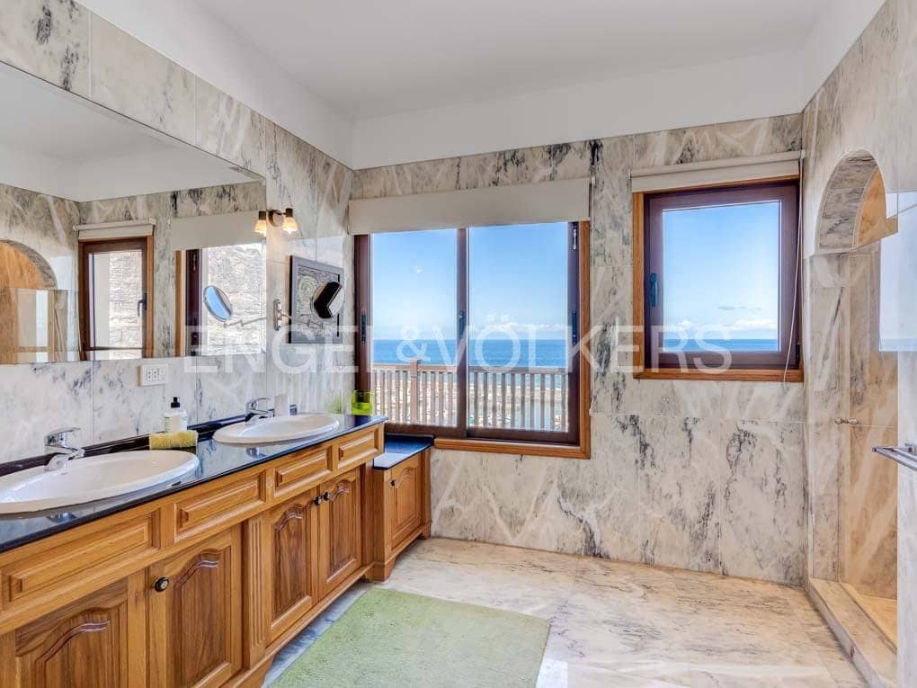 6 bedroom Villa for sale in Los Gigantes with pool - € 3,900,000 (Ref: 7588652)